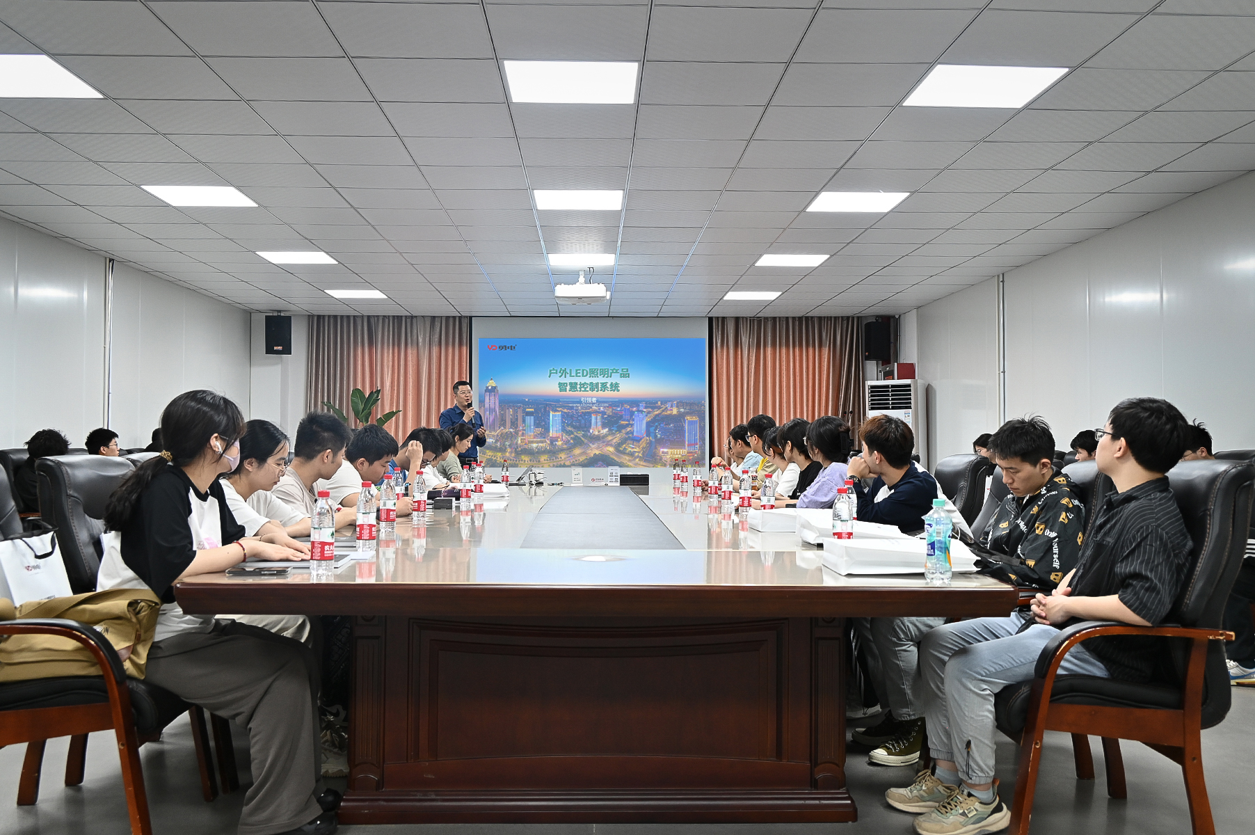 浙江理工大學(xué)學(xué)子走進(jìn)勇電，探索智慧光影科技